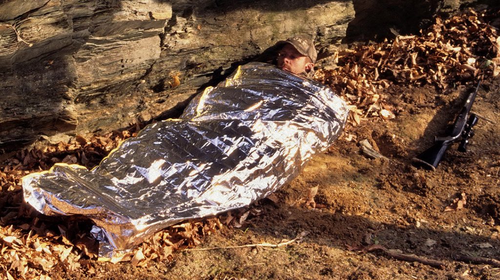 The emergency sleeping bag retains valuable body heat.
