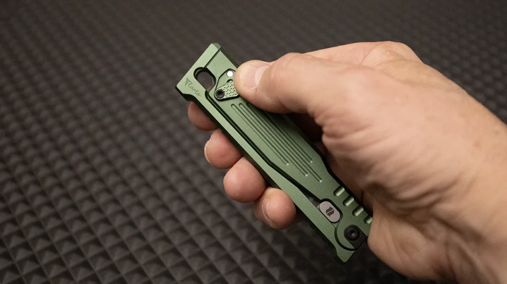 To open the Blade HQ Reate EXO-M, release the magnetic handle latch.