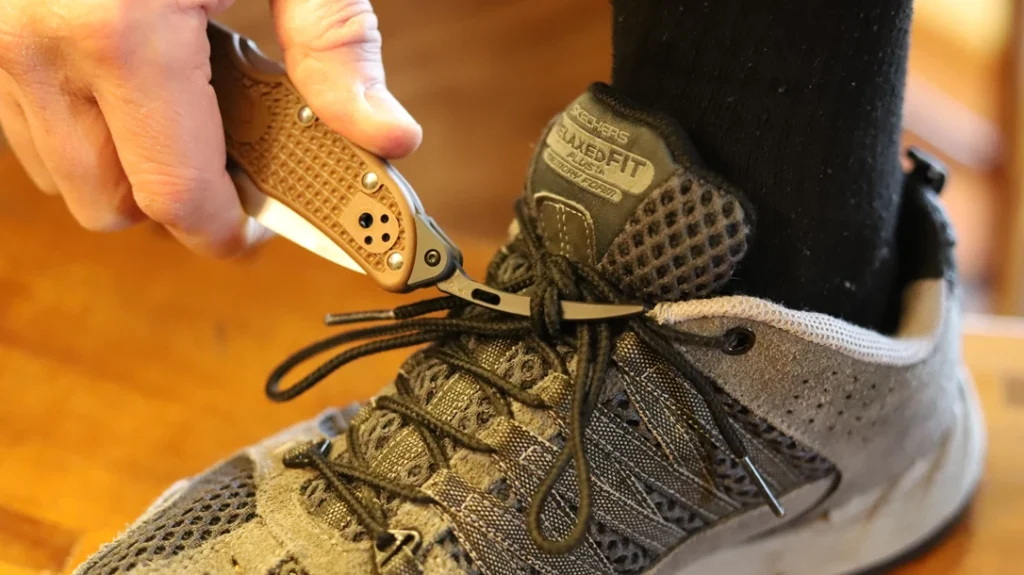 Nautilus in use: If you work with rope and cord a lot—or just run into stubborn knots from time to time—the Nautilus is a great tool.