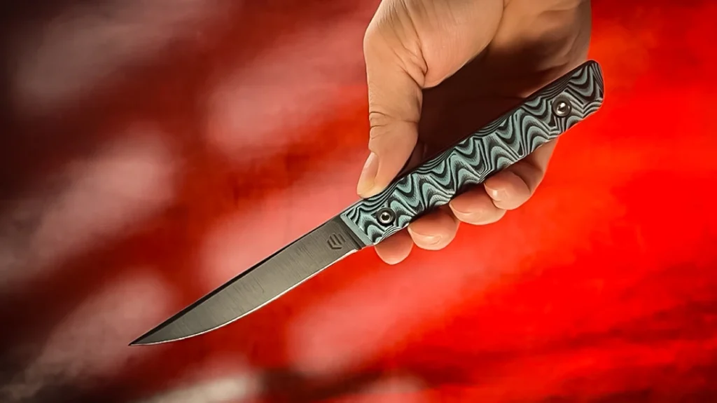 There are no choils, no jimping, and no forced finger placements.
