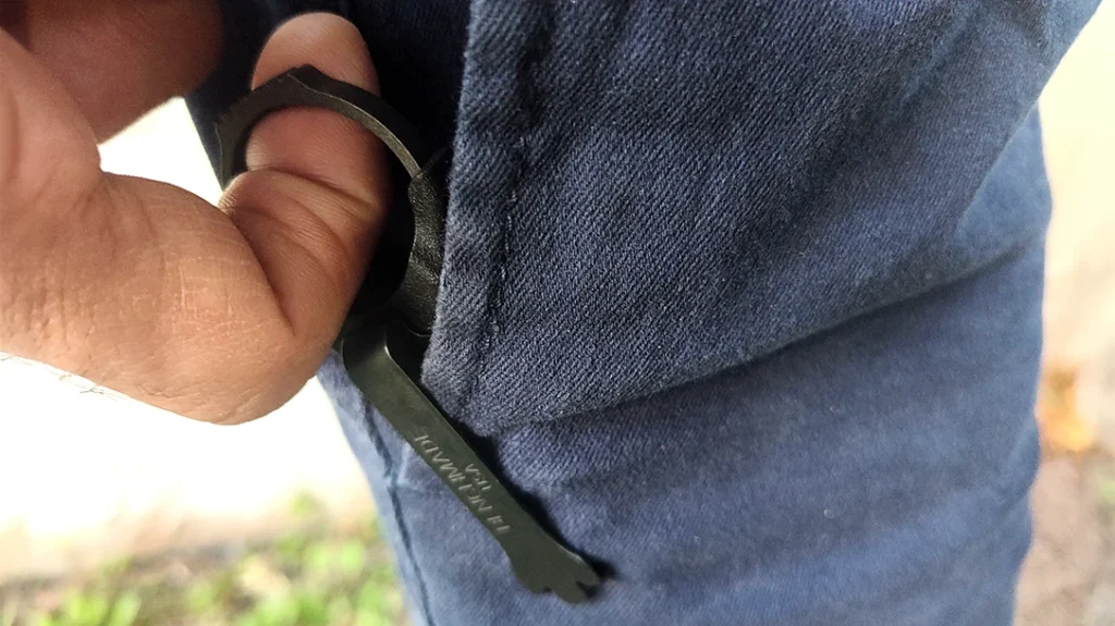 The ring at the knife’s base allows fast and easy knife manipulation.